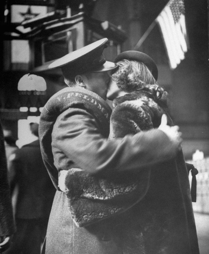 Love during the war: 30 photos about seeing off and meeting soldiers Love during the war: 30 photos about seeing off and meeting soldiers