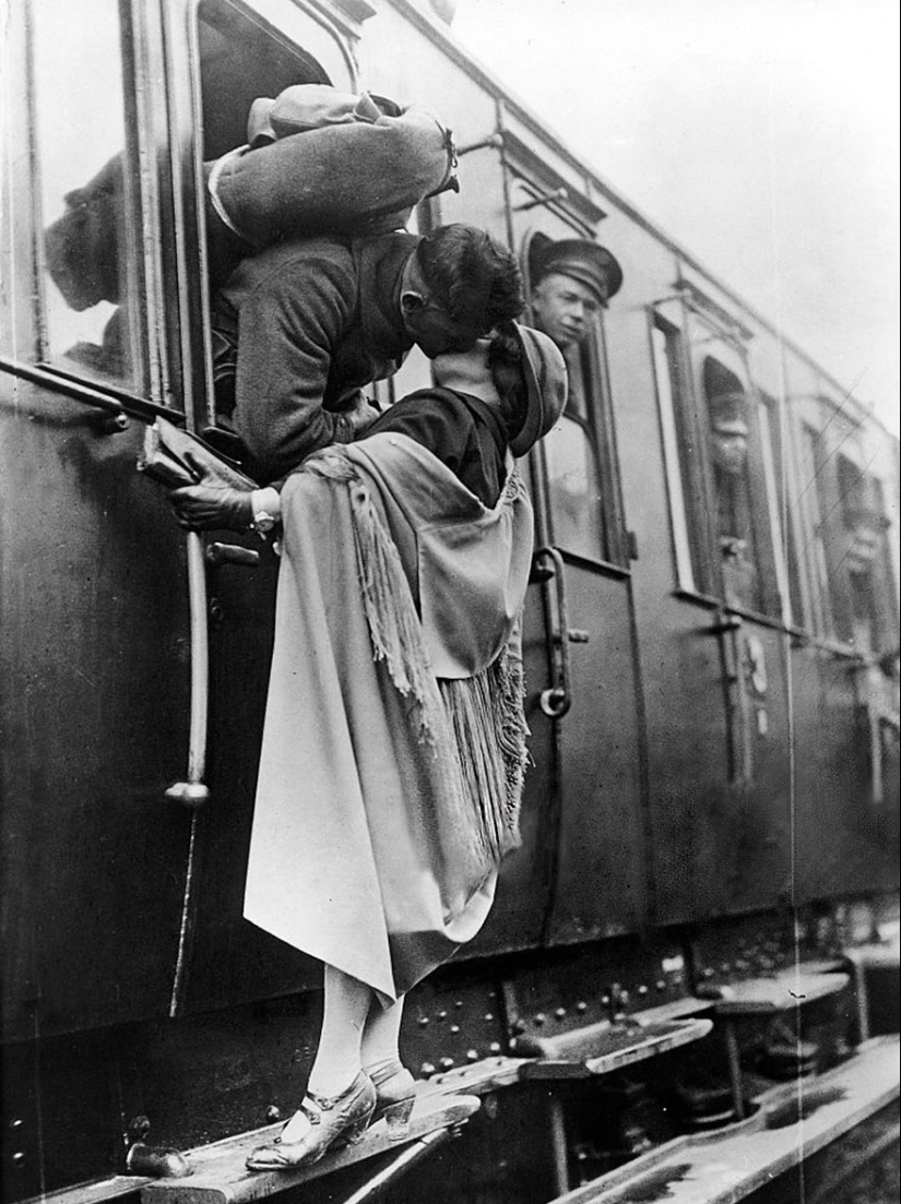 Love during the war: 30 photos about seeing off and meeting soldiers Love during the war: 30 photos about seeing off and meeting soldiers