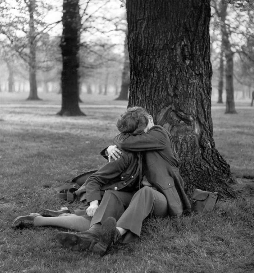 Love during the war: 30 photos about seeing off and meeting soldiers Love during the war: 30 photos about seeing off and meeting soldiers