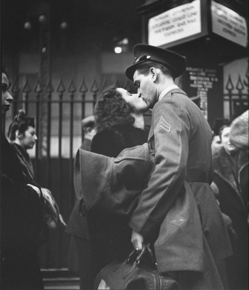 Love during the war: 30 photos about seeing off and meeting soldiers Love during the war: 30 photos about seeing off and meeting soldiers