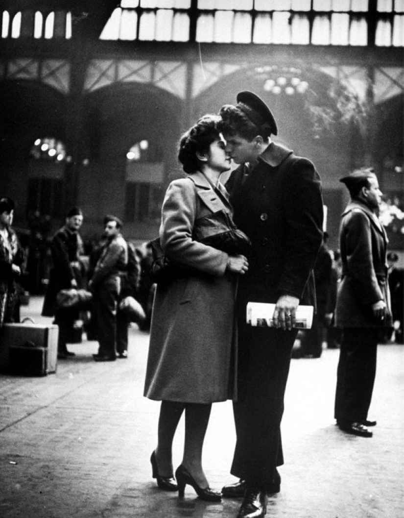 Love during the war: 30 photos about seeing off and meeting soldiers Love during the war: 30 photos about seeing off and meeting soldiers