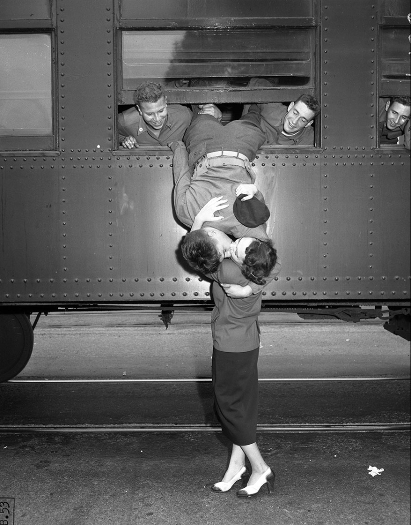 Love during the war: 30 photos about seeing off and meeting soldiers Love during the war: 30 photos about seeing off and meeting soldiers