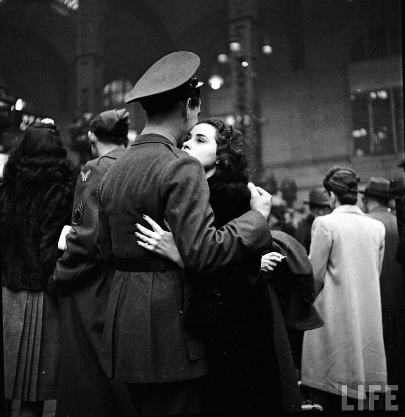 Love during the war: 30 photos about seeing off and meeting soldiers Love during the war: 30 photos about seeing off and meeting soldiers