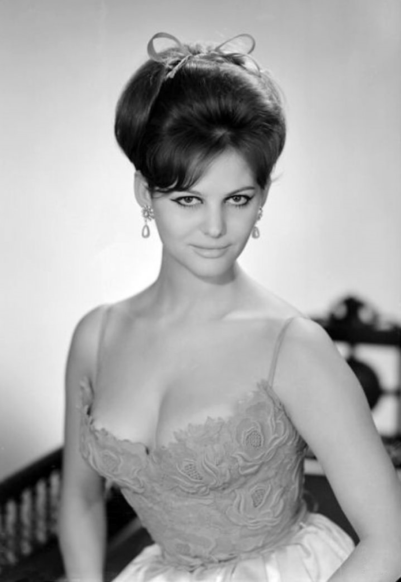 Luxury neckline beautiful Italian Actresses