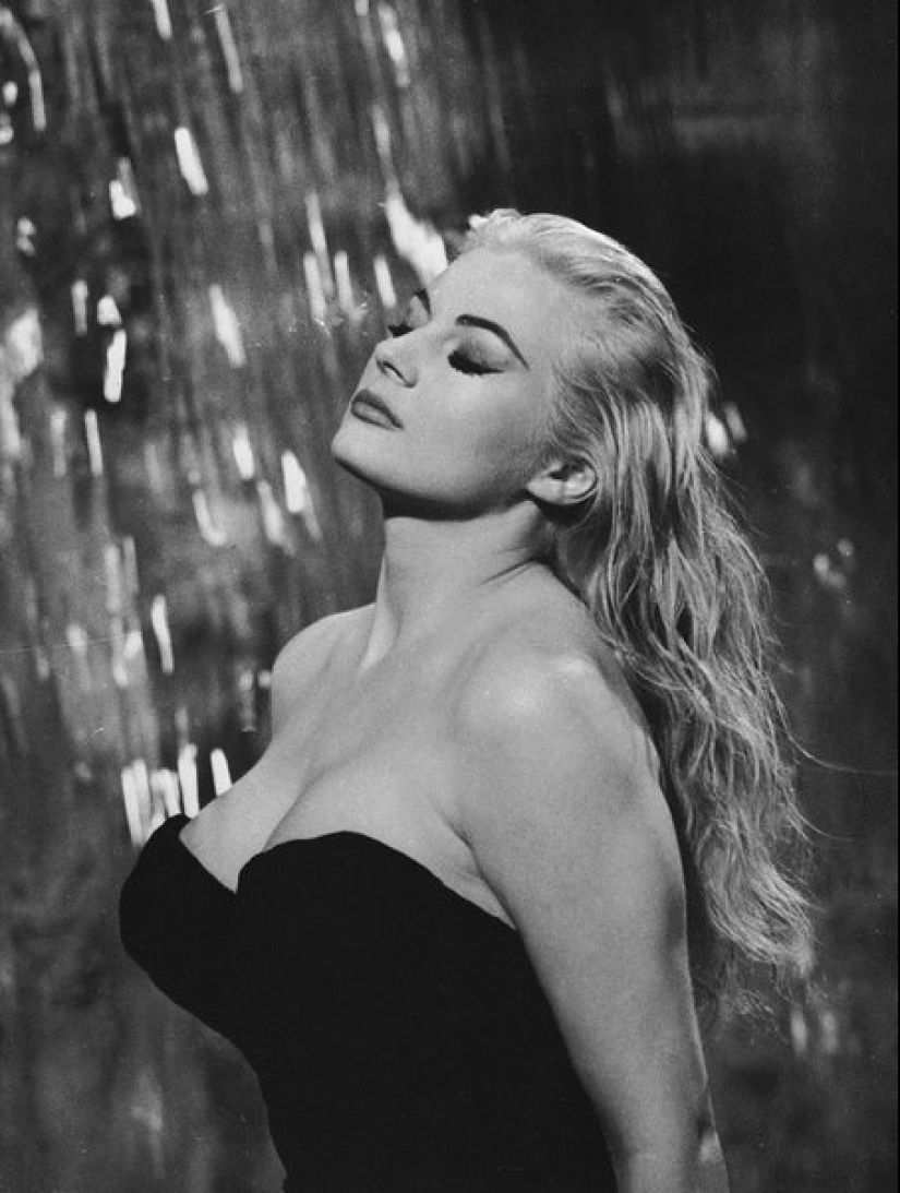 Luxury neckline beautiful Italian Actresses