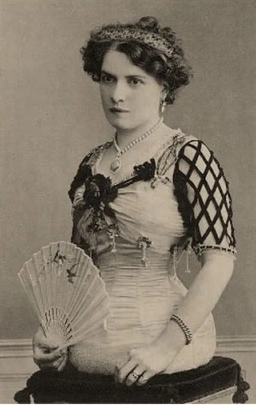 Mademoiselle Gabriel: the story of a charming “half-woman”