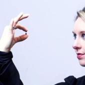 "Mala sangre" , o cómo Elizabeth Holmes estafó al mundo entero alrededor de su dedo