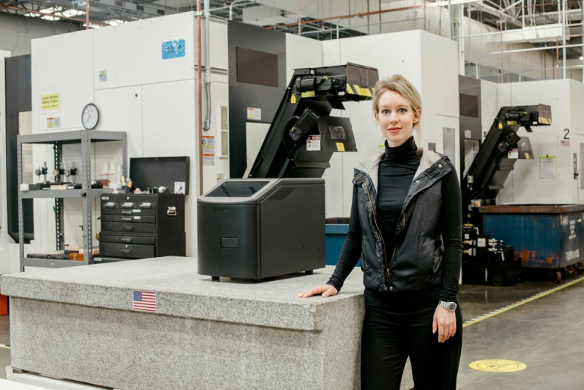 "Mala sangre" , o cómo Elizabeth Holmes estafó al mundo entero alrededor de su dedo