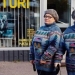"Manos doradas": artista finlandés teje personas e incluso habitaciones enteras "Manos doradas": artista finlandés teje personas e incluso habitaciones enteras