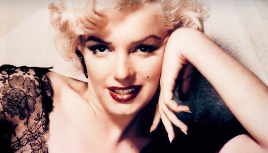 Marble in a bra and gold on a wig: how the famous beauties of the past were preened