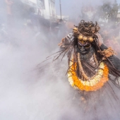 Masan Holi en Varanasi: el fotógrafo Shounak Pal captura la sagrada celebración de las cenizas y el renacimiento. Masan Holi en Varanasi: el fotógrafo Shounak Pal captura la sagrada celebración de las cenizas y el renacimiento.