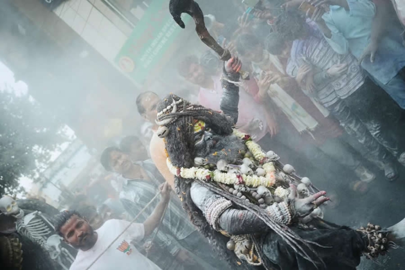 Masan Holi in Varanasi: Photographer Shounak Pal Captures the Sacred Celebration of Ashes and Rebirth