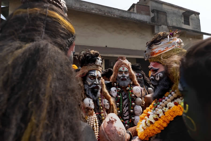 Masan Holi in Varanasi: Photographer Shounak Pal Captures the Sacred Celebration of Ashes and Rebirth
