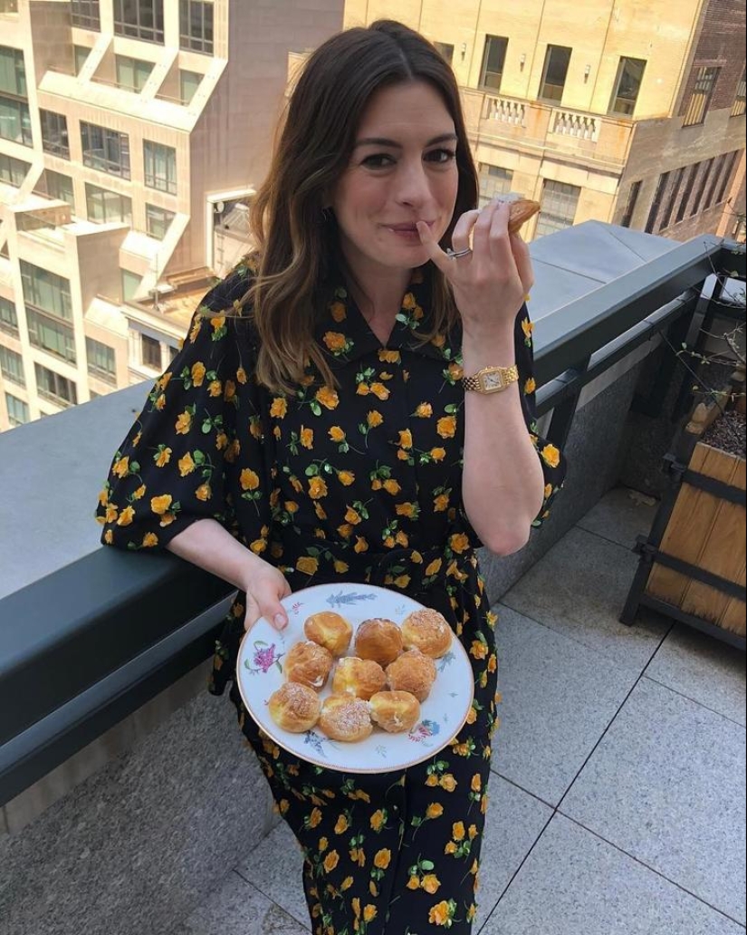 Milla Jovovich with radish and Hugh Jackman dogs: 20 unusual images of stars Milla Jovovich with radish and Hugh Jackman dogs: 20 unusual images of stars