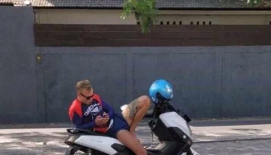 Mire de nuevo — no hay ninguna chica en una moto, ¡no!