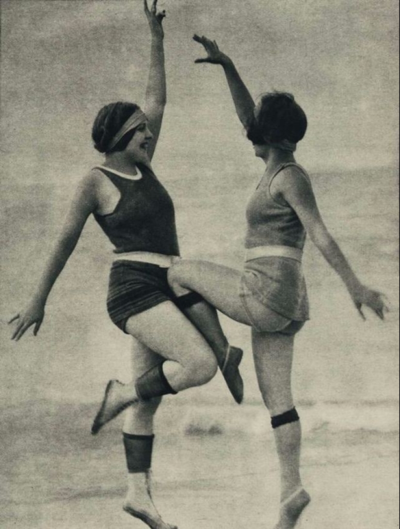 Moda obscena de hace un siglo: medias enrolladas debajo de la rodilla