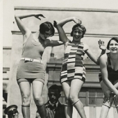 Moda obscena de hace un siglo: medias enrolladas debajo de la rodilla