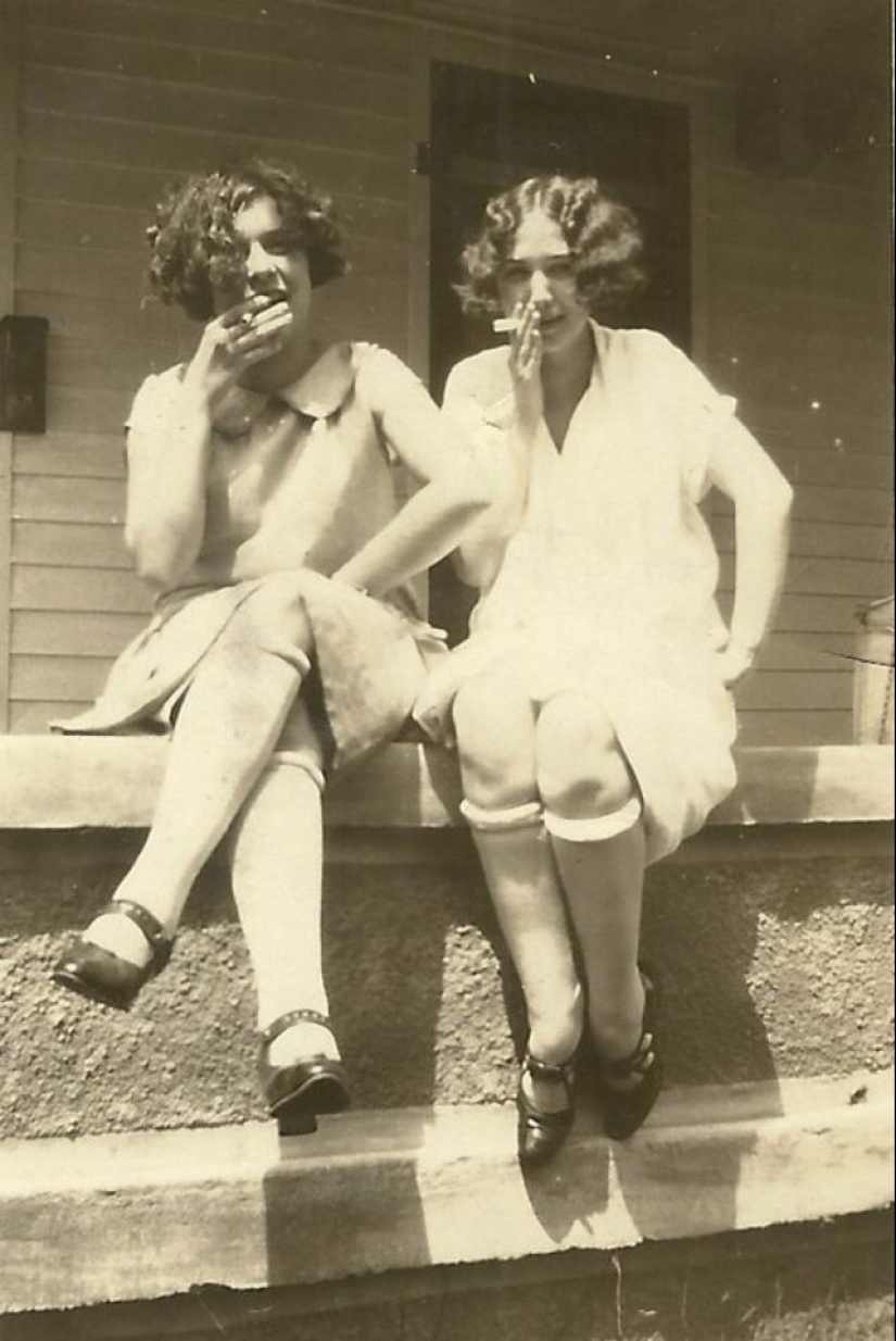 Moda obscena de hace un siglo: medias enrolladas debajo de la rodilla