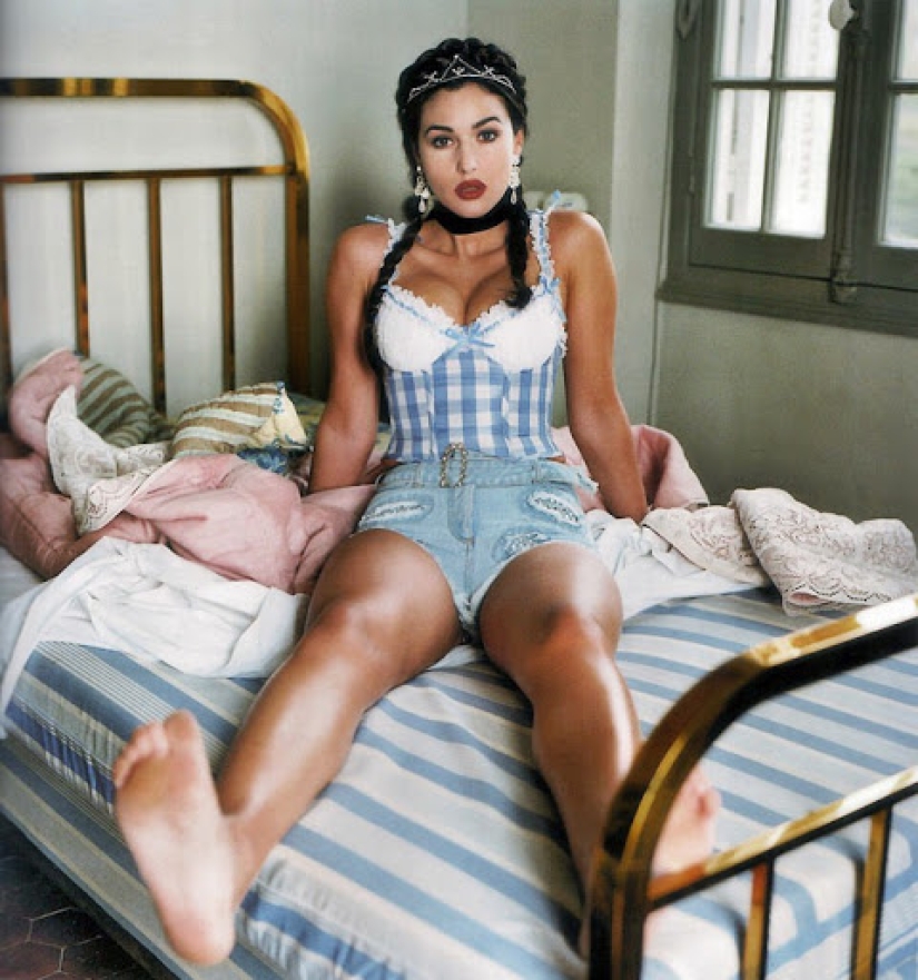 Monica Bellucci, Pamela Anderson and 5 other famous women with giant feet