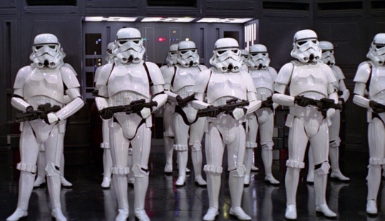 Movie clips of the background: the extras who screwed up