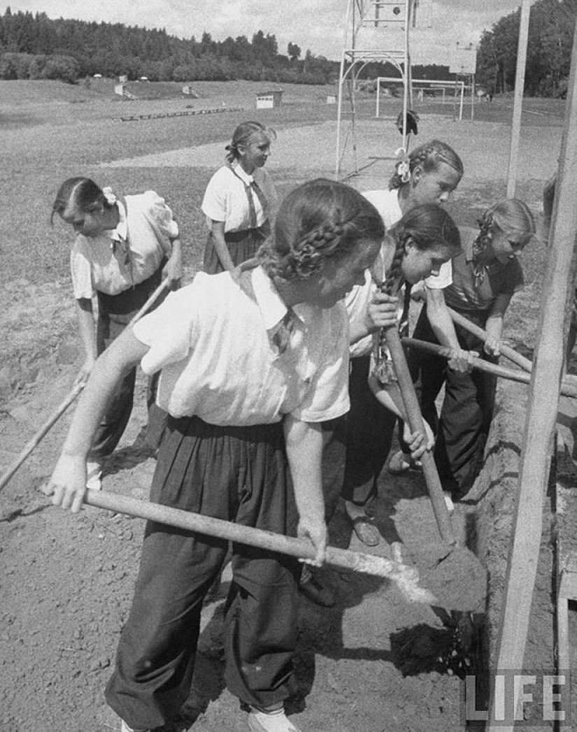 Muscovites in 1956 in pictures by LIFE photographer Lisa Larsen Muscovites in 1956 in pictures by LIFE photographer Lisa Larsen