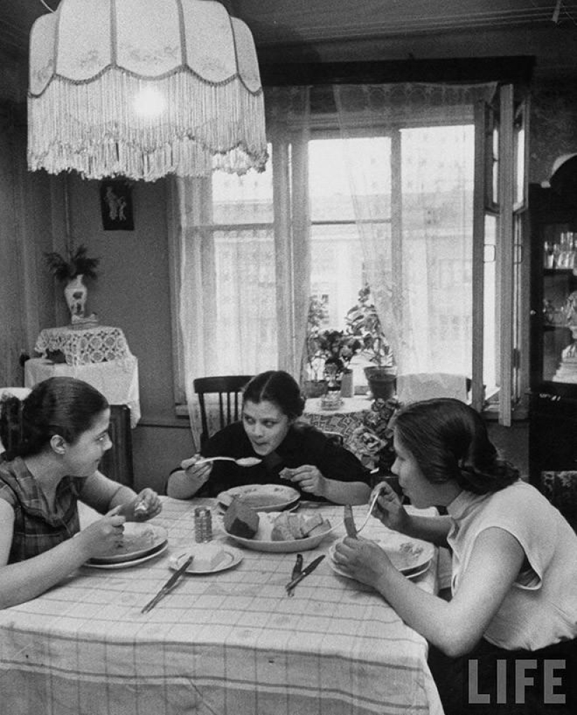 Muscovites in 1956 in pictures by LIFE photographer Lisa Larsen Muscovites in 1956 in pictures by LIFE photographer Lisa Larsen