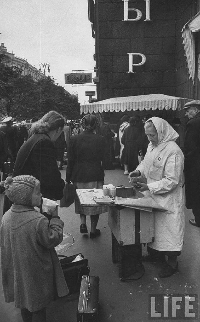 Muscovites in 1956 in pictures by LIFE photographer Lisa Larsen Muscovites in 1956 in pictures by LIFE photographer Lisa Larsen