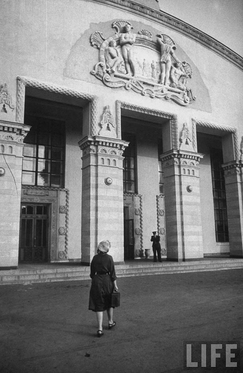 Muscovites in 1956 in pictures by LIFE photographer Lisa Larsen Muscovites in 1956 in pictures by LIFE photographer Lisa Larsen