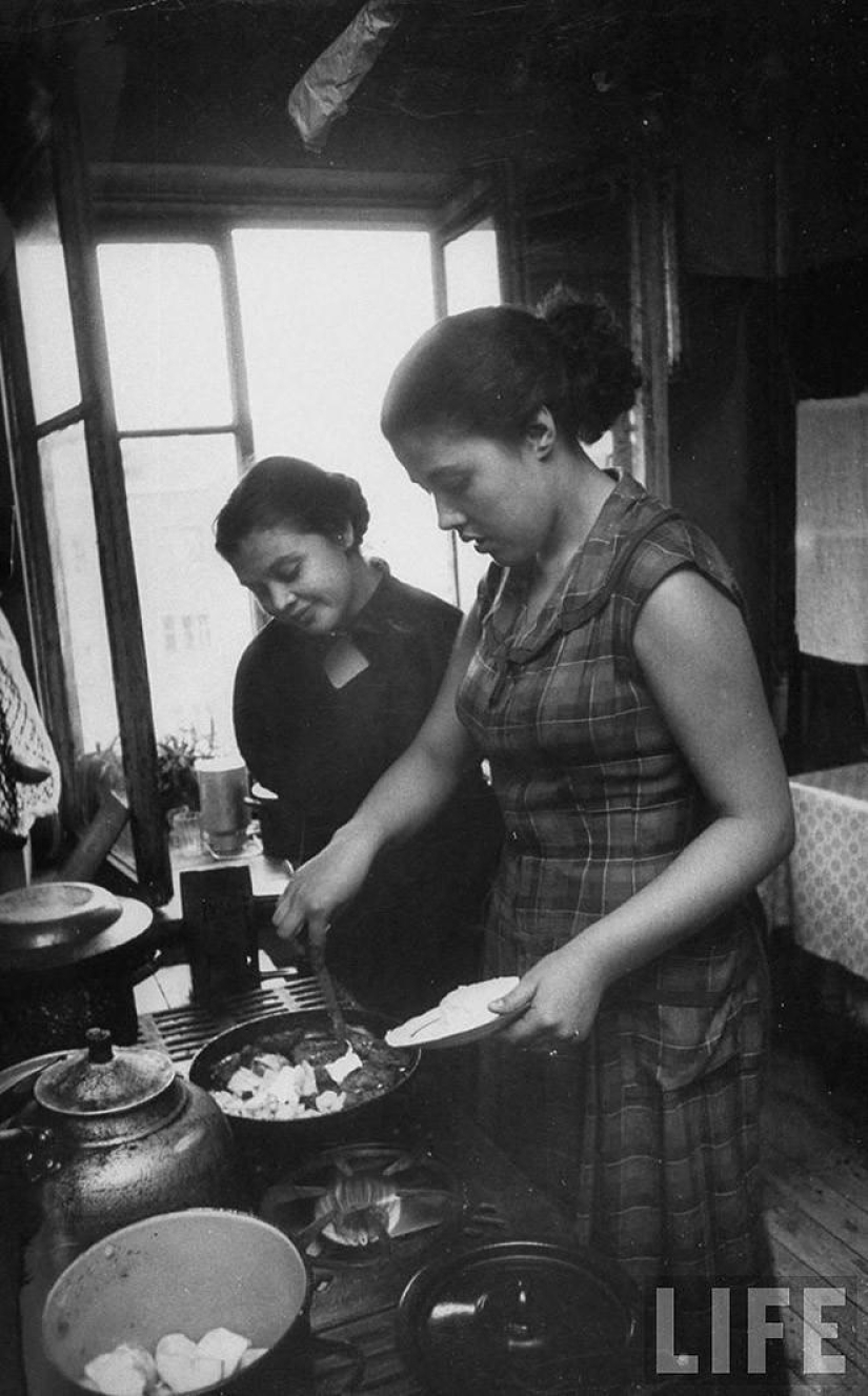 Muscovites in 1956 in pictures by LIFE photographer Lisa Larsen Muscovites in 1956 in pictures by LIFE photographer Lisa Larsen