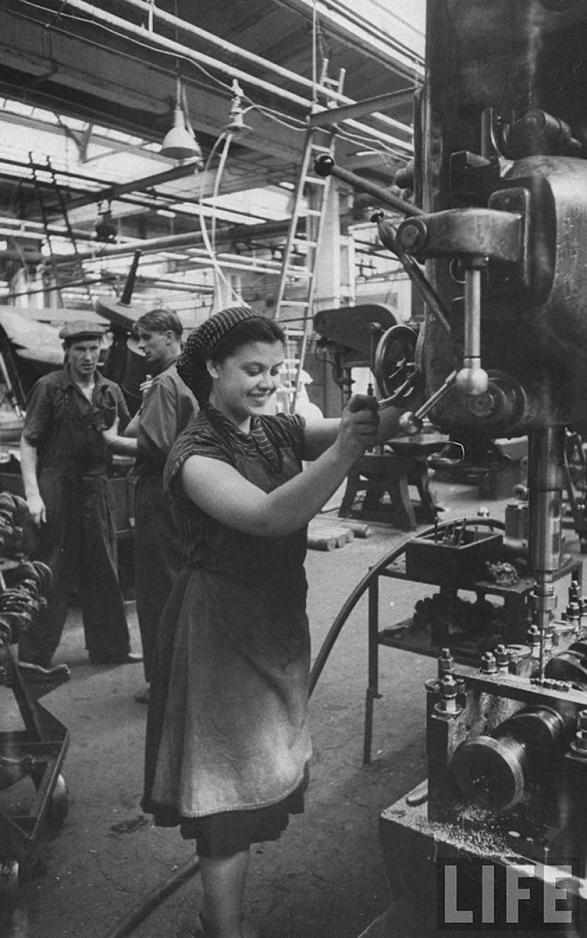Muscovites in 1956 in pictures by LIFE photographer Lisa Larsen Muscovites in 1956 in pictures by LIFE photographer Lisa Larsen