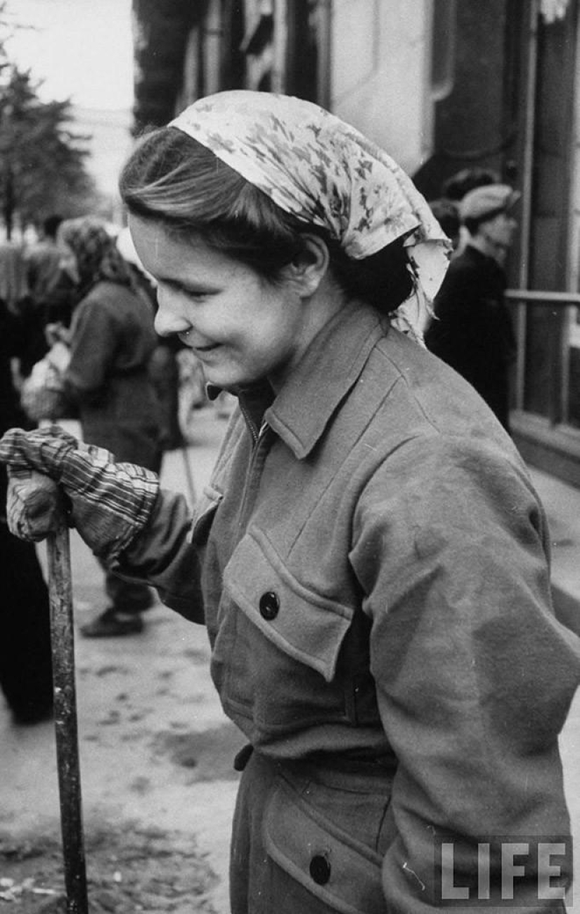 Muscovites in 1956 in pictures by LIFE photographer Lisa Larsen Muscovites in 1956 in pictures by LIFE photographer Lisa Larsen
