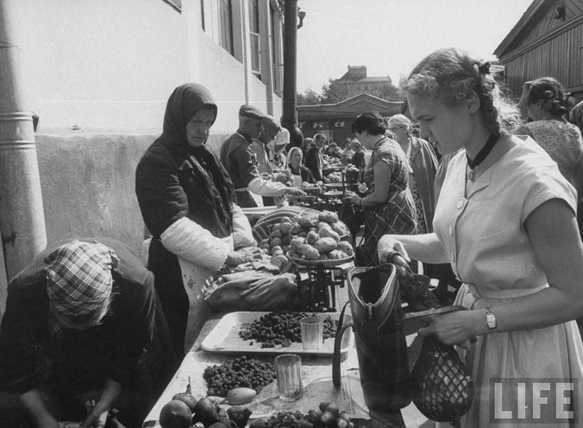 Muscovites in 1956 in pictures by LIFE photographer Lisa Larsen Muscovites in 1956 in pictures by LIFE photographer Lisa Larsen