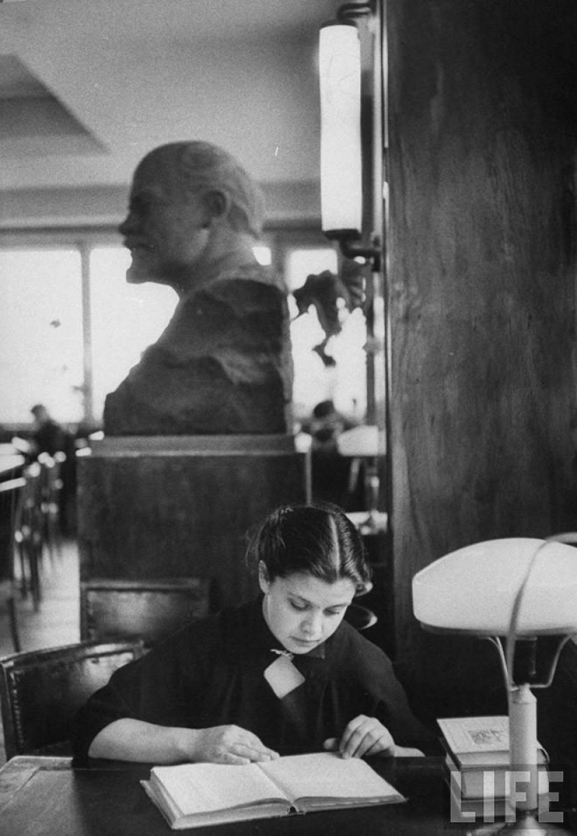 Muscovites in 1956 in pictures by LIFE photographer Lisa Larsen Muscovites in 1956 in pictures by LIFE photographer Lisa Larsen
