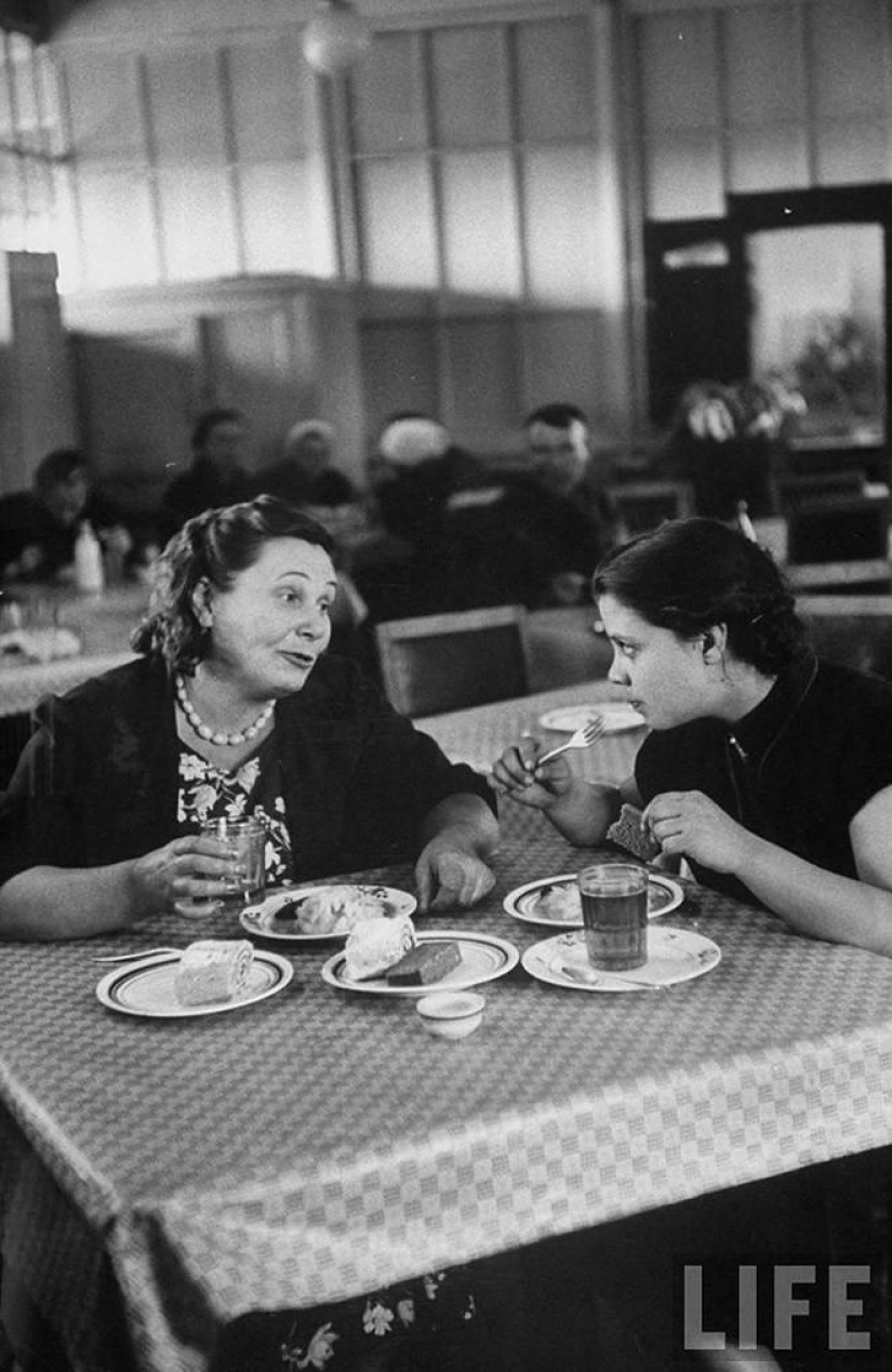 Muscovites in 1956 in pictures by LIFE photographer Lisa Larsen Muscovites in 1956 in pictures by LIFE photographer Lisa Larsen