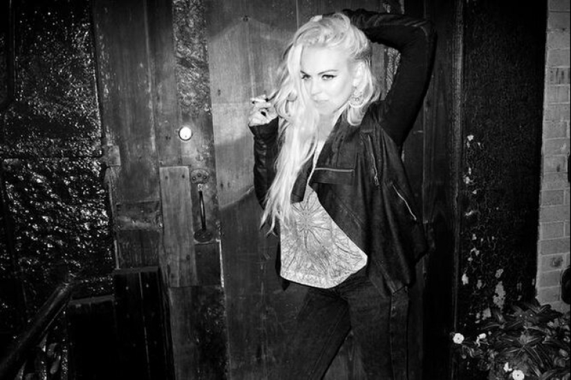 Naked Pamela Anderson against the background of icons and Kardashian pop - scandalous photos of stars Naked Pamela Anderson against the background of icons and Kardashian pop - scandalous photos of stars