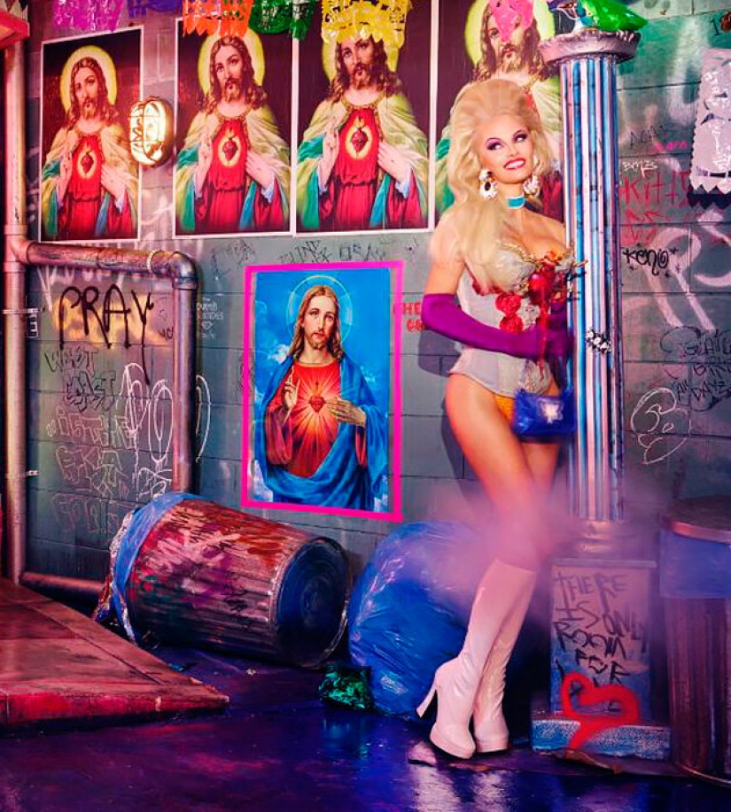 Naked Pamela Anderson against the background of icons and Kardashian pop - scandalous photos of stars Naked Pamela Anderson against the background of icons and Kardashian pop - scandalous photos of stars