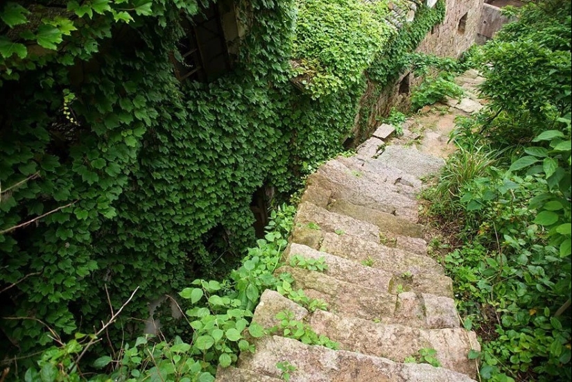 Naturaleza-pueblo pesquero absorbido Naturaleza-pueblo pesquero absorbido