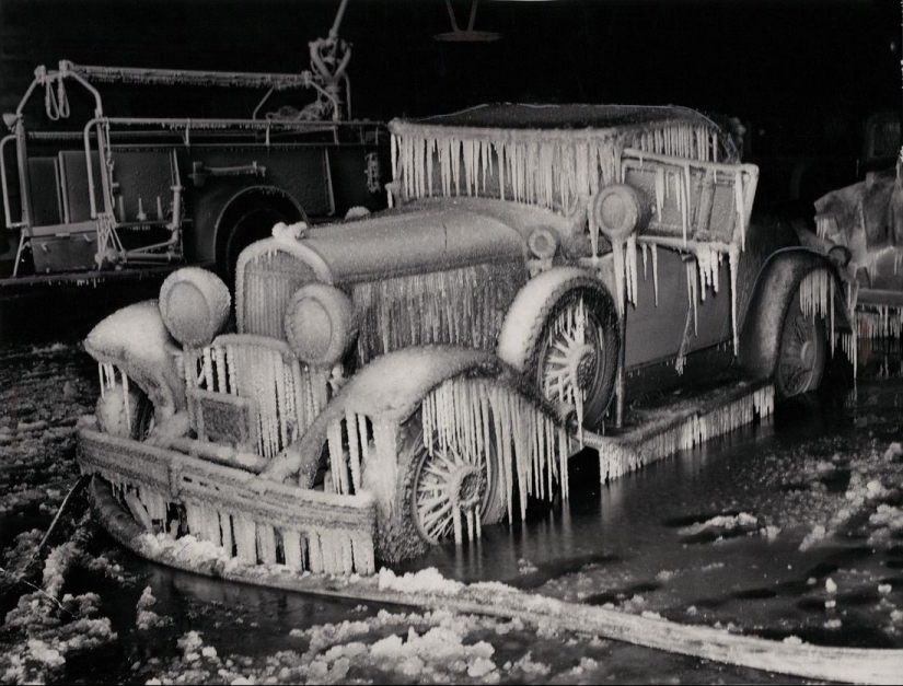 New York in the 1940s through the lens of Weegee, the master of crime photography. New York in the 1940s through the lens of Weegee, the master of crime photography.