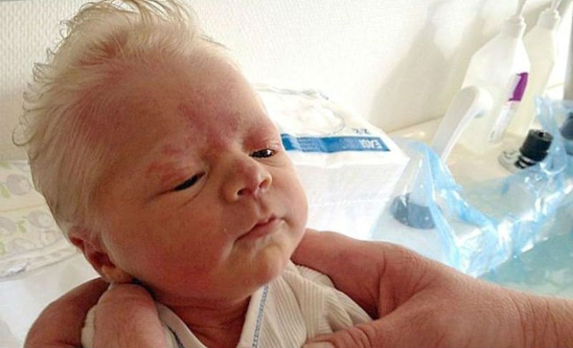 Niños pequeños que parecen viejos