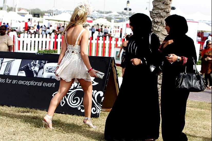 "No jeans, no t-shirts!": 11 prohibitions associated with clothing, which operate in other countries