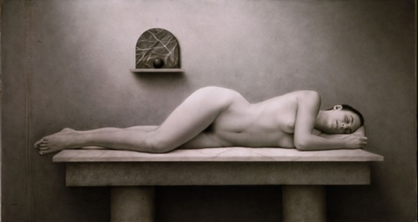 Nobility, restraint and plasticity in the erotic works of the artist Bernardo Torrens