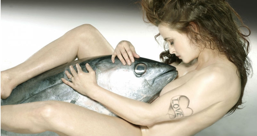 Nude actors were photographed with fish for the protection of marine life Nude actors were photographed with fish for the protection of marine life