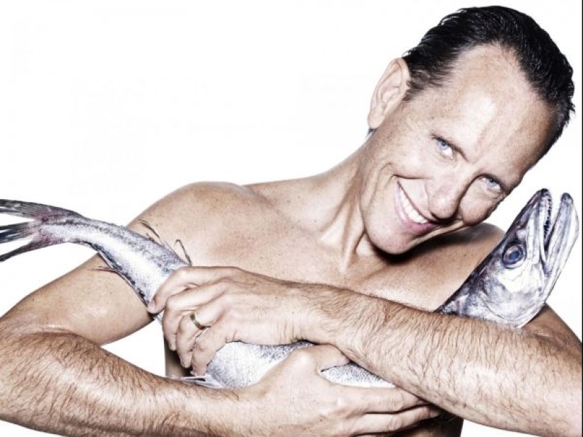 Nude actors were photographed with fish for the protection of marine life Nude actors were photographed with fish for the protection of marine life