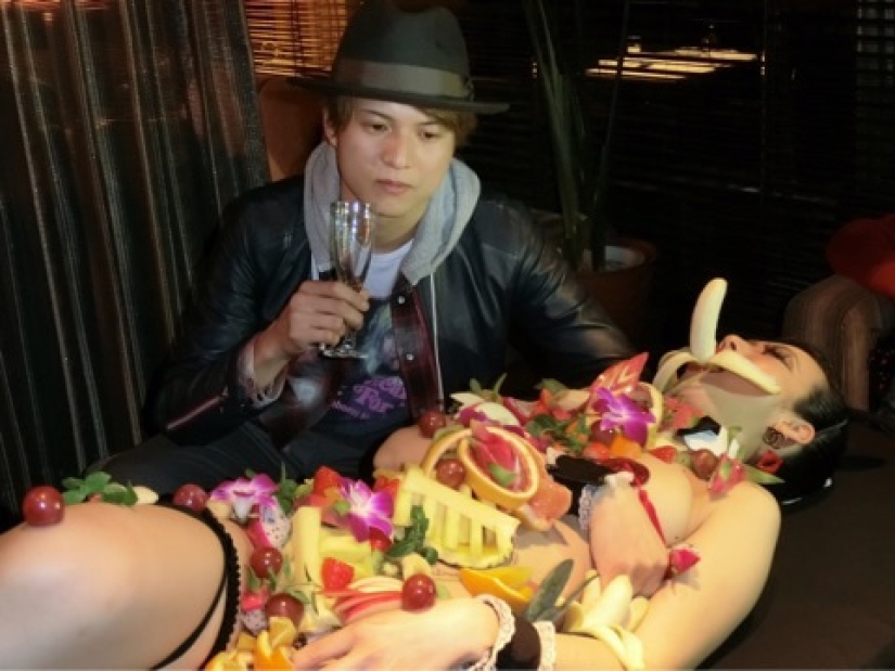 Nyotaimori: ¿cómo surgió la tradición de comer sushi a partir de un desnudo femenino