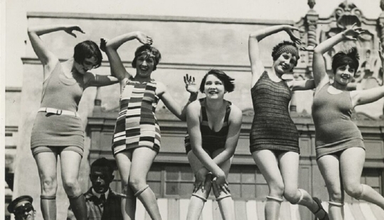 Obscene fashion of a century ago - stockings rolled up under the knee Obscene fashion of a century ago - stockings rolled up under the knee