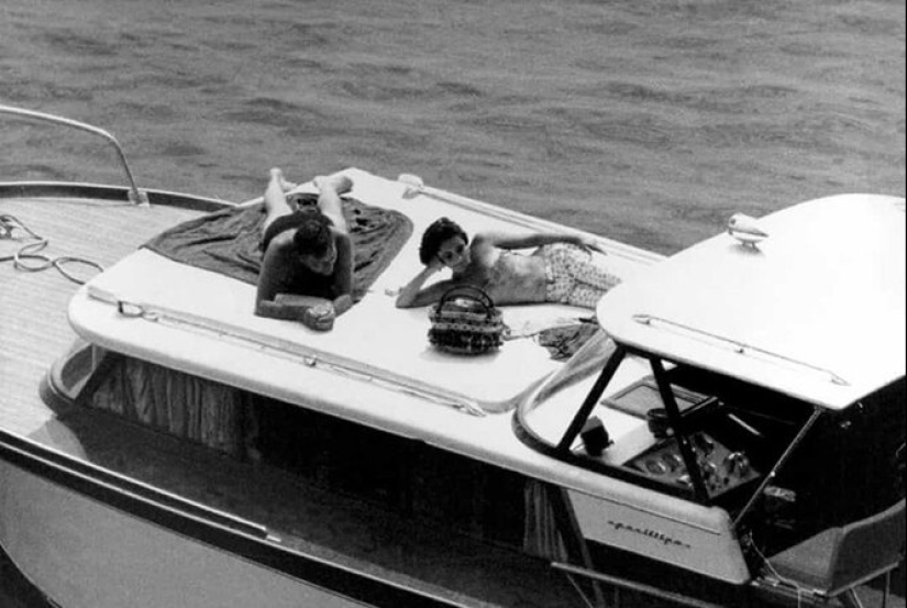 On a snow-white yacht: 20 vintage photos of Monroe, Hepburn and other stars at sea