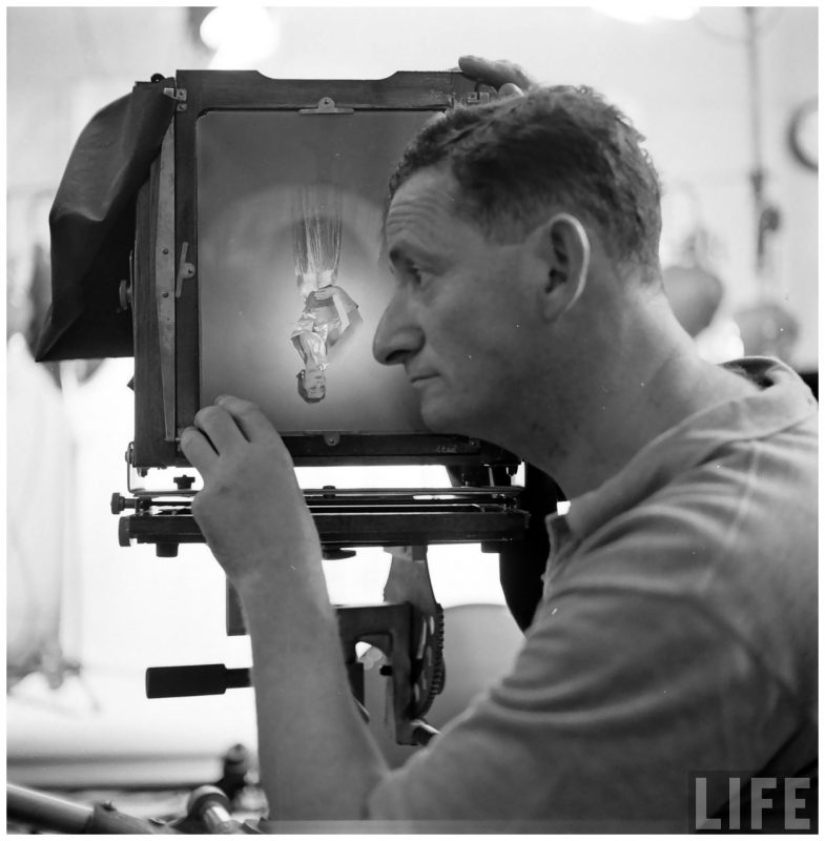 On the brink of surrealism: the stunning photography of Erwin Blumenfeld made in the 1940-ies On the brink of surrealism: the stunning photography of Erwin Blumenfeld made in the 1940-ies