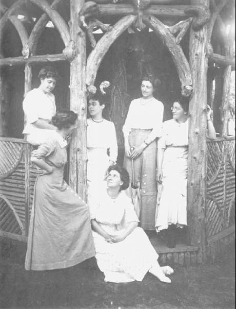 Oneida is a commune of free love in the Puritan society of the Victorian era Oneida is a commune of free love in the Puritan society of the Victorian era