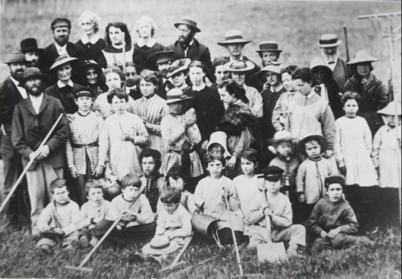 Oneida is a commune of free love in the Puritan society of the Victorian era Oneida is a commune of free love in the Puritan society of the Victorian era