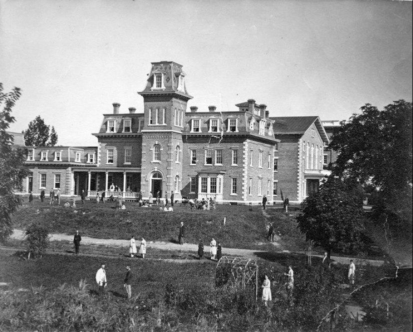 Oneida is a commune of free love in the Puritan society of the Victorian era Oneida is a commune of free love in the Puritan society of the Victorian era